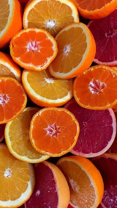 many oranges and grapefruits cut in half