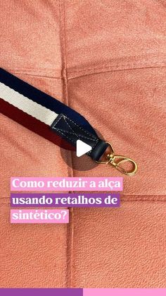 a keychain that has been placed on top of a piece of fabric with the words como redivir alca, usando retalhos de sinteticoo