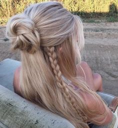 Half Up Half Down Hair Summer, Hair Dos For Medium Hair, Grad Hair, Half Bun Hairstyles, Junior Prom, Hoco Hairstyles, Hairstyle Inspo, Simple Hair, Peinados Fáciles Para Cabello Corto