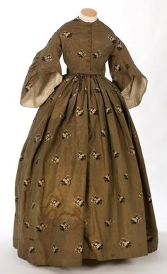 Day dress ca. 1850’s    From the Centre de Documentació i Museu Tèxtil de Terrassa Mid 1800s Fashion, Pioneer Fashion, Victorian Costume