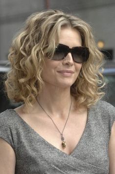 Pin on My Style Obličejové Masky, Natural Curly Hair Cuts, Curly Hair Photos, Medium Curly Hair Styles, Michelle Pfeiffer, Haircuts For Curly Hair, Curly Hair Cuts, Medium Hair Cuts, Short Curly Hair