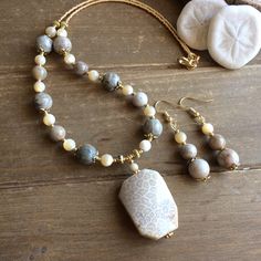 Earthy Agate Gold Necklace, Elegant Long Beige Necklace, Gold Agate Gemstone Beads Jewelry, Unique Agate Jewelry With Matching Earrings, Bohemian Jewelry With Matching Earrings For Gift, Bohemian Jewelry With Matching Earrings As A Gift, Bohemian Dangle Jewelry Sets For Gifts, Handmade Gold Jewelry With Mother Of Pearl, Handmade Beige Earrings For Gift