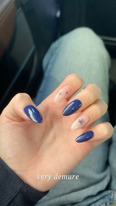 Navy w/ bow & stars 💙 Plan Almond Nails, Cute Winter Nail Designs Simple, Short Navy Nail Designs, Winter Simple Nail Designs, Navy Inspired Nails, Dark Blue Stars Nails, Nail Ideas December 2024, Dark Blue Nails With White Design, Megan Moroney Nail Ideas