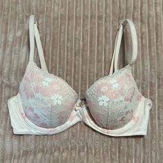 Never Worn Super Soft Material Lace Lace Undergarment Set, Cute Undergarment Sets, White Fitted Feminine Bra, Cute Bra Sets, Feminine Fitted Victoria's Secret Bra, Fitted Feminine Victoria's Secret Bra, Cute Bras Sets, Aesthetic Bras, Cute Bras Aesthetic