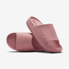 Enjoy a calm, comfortable experience—no matter where your day off takes you. Made with soft yet supportive foam, the minimal design makes these slides easy to style with or without socks. And they’ve got a textured footbed to help keep your feet in place. Slides Nike, Nike Slides, Nike Socks, Pink Nikes, Womens Slides, Women Lifestyle, Slides Shoes, Minimal Design, Day Off