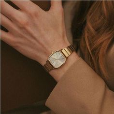 Rose Gold Watch Outfit, Elegant Watches Women, Classy Watches, Trendy Watches, Vintage Watches Women, Vintage Timepiece, Cartier Watch, Watches Women, What Time Is It