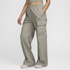 Easygoing yet tailored, these easy-fitting pants bring together comfort and simplicity to give you a wardrobe favorite. Woven ripstop fabric holds its shape while the oversized pockets add dimension. Nike Cargo Pants, Y2k Street Style, Nike Yoga Pants, Oversized Pockets, Fitting Pants, Black Yoga Pants, Nike Fit, Polo Sport Ralph Lauren, Adidas Adilette