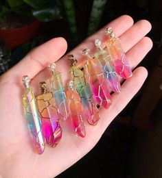 ~ Pretty Aura Quartz Colored Crystal Necklaces ~• These pretties are only $39 each with free shipping and comes with a 16” chain!• A cute and simple style wrap that flows perfectly together🌈• I have 5 of each colors available.(3 wrapped in silver and 2 wrapped in bronze wire of each color)- Tri Color of Pink/Blue/GreenAnd the other color is - Orange/Pink• The size of these beauties are between 1 3/4” - 2 1/2” tall ☺️•• Free gift with every order🌈🌷Thank you for supporting this small business!✨ Pretty Aura, Necklaces Simple, Wire Wrapped Jewelry Diy, Color Quartz, Crystals Healing Properties, Gemstone Meanings, Quartz Colors, Aura Colors, Meditation Crystals