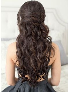 Peinado de fiestas semirecogido con rulos Curly Prom Hair, Prom Hair Updo, Asymmetrical Hairstyles, Quinceanera Hairstyles, Quince Hairstyles, Wedding Hairstyles Updo, Wedding Hairstyles For Long Hair, Half Up Hair, Party Hairstyles