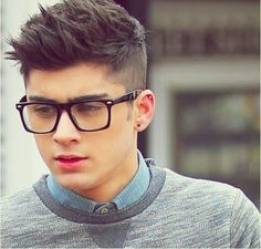 Zayn Malik, looking studiuos. Swag Hairstyles, Young Mens Hairstyles, Zayn Malik Hairstyle, Asian Men Hairstyle, Spiky Hair, Short Hairstyles For Thick Hair