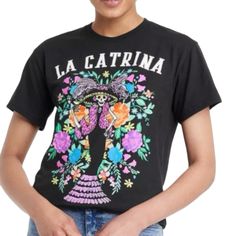 a woman wearing a t - shirt that says la catrina