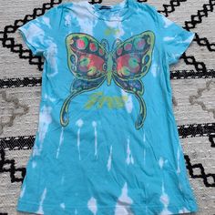 Brand New! Handmade! One Of A Kind! Turquoise Blue Short Sleeve Reverse Tie Dye With Butterfly Be Free Screen Print! Size Small 100% Cotton. Can Fit Size Xs-S. Little Rib Trim Detail At The Neckline. Blue Butterfly Tshirt, Holiday Tee Shirts, Cute Butterfly Print Short Sleeve T-shirt, Tie Dye Blue, Playful Tie Dye Short Sleeve T-shirt, Blue Butterfly Print Short Sleeve T-shirt, Nfl T Shirts, Spring Short Sleeve T-shirt With Butterfly Print, Yellow Crop Top