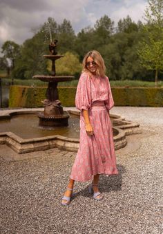 Step into wonderland with this pink patterned mid-length skirt! Featuring a lively paisley pattern and elastic backing, it's the perfect blend of comfort and glamour. Though unlined, the skirt is not sheer. Our model is also wearing the Karlou blouse One size (fits from US 2-4-6-8) Length 34.25 in - Width 12.99 in 100% viscose Washing: handwash only Pink Tiered Skirt Dress With Elastic Waistband, Pink Dress With Elastic Waistband And Tiered Skirt, Pink Flowy Dress With Lined Skirt, Pink Floral Print Flowy Maxi Skirt, Chic Pink Dress With Relaxed Skirt, Bohemian Pink Gathered Maxi Skirt, Chic Pink Dress With Relaxed Fit, Flowy Pink Gathered Bottoms, Pink Long Dress For Day Out