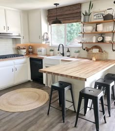 Desain Pantry, Kitchen Room Design, Kitchen Inspiration Design, Tiny Kitchen, Kitchen Redo, Kitchen Inspo, Kitchen Reno, White Cabinets, Kitchen Layout