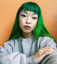 - ̗̀∙✧Pinterest: @giudf1✧∙ ̖́- Green Hair With Bangs, Dyed Eyebrows, Green Eyebrows, Colored Eyebrows, Colored Bangs, Dyed Bangs, Dye Eyebrows, Bright Hair