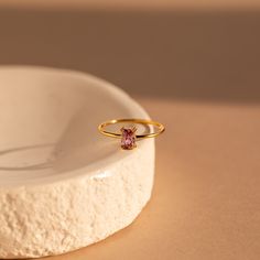 Delicado, delicado y por supuesto… ¡rosa! Ese es el trío perfecto para una apariencia suave y femenina. Nuestro anillo con esmeralda rosa rubor es elegante y perfecto para combinar con otros anillos de su colección. Quédese con un tema completamente rosa para una apariencia monocromática o combínelo con otras piedras preciosas y viva en el lado salvaje.




 Material: Plata de Ley 925 sólida de alta calidad

 Acabado: Oro 18K

 Con piedra preciosa de circonita cúbica de diamante rosa de ~ 4,5 x Dainty Pink Stackable Promise Rings, Pink Stackable Birthstone Promise Ring, Pink Gemstone Stackable Rings Fine Jewelry, Fine Jewelry Pink Stackable Rings With Gemstones, Pink Birthstone Ring As A Gift, Elegant Stackable Pink Sapphire Rings, Pink Fine Jewelry Stackable, Elegant Pink Stackable Rings, Pink Birthstone Jewelry For Everyday