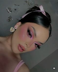 Eye Makeup For Pink Outfit, Pink Flower Makeup Looks, Pink Natural Makeup Looks, Bratz Pink Outfit, Pink Cowgirl Makeup, Princess Peach Makeup Look, Pink Glitter Makeup Looks, Bratz Doll Makeup Look, Birthday Makeup Glam