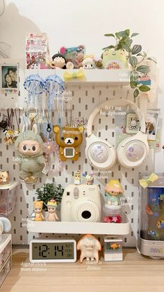 there are many items on the shelf in this room and it is very nice to see