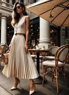 Elegant Dresses Casual Classy, Quiet Elegance Style, Classic Sophisticated Style, Quiet Luxury Wardrobe, Quiet Luxury Fashion Women, French Riviera Aesthetic Outfit, Old Money Chic Outfits, Old Many Outfits, Old Money Editorial