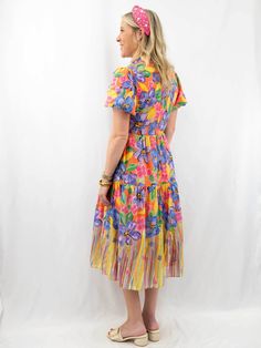 Tackle the most vibrant look in this stunning multi-color floral print midi dress – a perfect blend of cheerful charm and style. This dress is sure to make a statement at your next event. It features a flattering V-neck design and playful short sleeves for a feminine silhouette. This dress is adorned with a vibrant large floral print creating a lively and eye-catching look. The tiered skirt adds a touch of elegance, making it perfect for a garden party, summer wedding, or any special occasion. S Black Date Night Outfit, Garden Party Summer, Black Dating, Nashville Style, Large Floral Print, Party Summer, Bride Accessories, Floral Print Midi Dress, Print Midi Dress