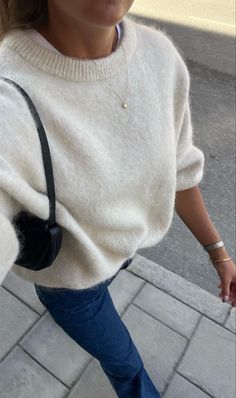 Clean Classic Style, Outfit Pull En Laine, Spring Outfit Inspo 2024, Minimal Chic Winter, White Sweater Outfit, Uni Outfits, Going Viral, Minimal Aesthetic, Looks Street Style