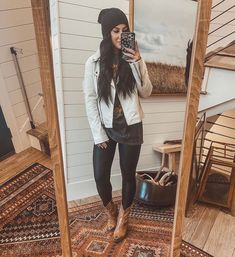 Black Beanie Outfit, White Leather Jacket Outfit, Cowboy Boots Outfit Fall, Cowboy Boots Outfit Winter, Shoes With Leggings, Tan Cowboy Boots, Chelsea Deboer, Cowboy Boot Outfits, Fall Boots Outfit