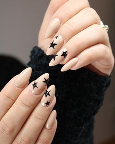 Manicura de estrellas Uñas Aesthetic, Nails Grunge, Star Nail Designs, Black Nail Polish, Red Nail Polish, White Nail Polish, Star Nails, Festival Nails, Pastel Nails