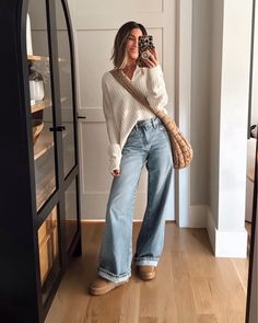 Light Jean Winter Outfits, Outfits For Cold Weather Casual, Wide Leg Jeans Work Outfit, Aesthetic Mom Outfits, Batwing Sweater Outfit, Sport Mom Outfit, Converse Winter Outfit, Casual Wide Leg Jeans Outfit, Comfy Casual Winter Outfits