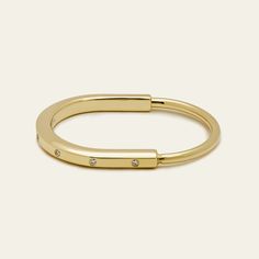 The Tiffany & Co Lock Bangle is all about bringing people together, and this bangle is a bold symbol of those personal connections that shape us. It's made for everyone, no matter your gender, and it has this cool clasp that's like a padlock, inspired by Tiffany's history. The bangle is crafted in 18k yellow gold and has sparkly diamonds for a touch of contrast. With a total carat weight of 0.31 and a medium size fitting wrists up to 6.25 inches, this Tiffany Lock Bangle is a simple, stylish way People Together, Watch Necklace, Ring Bracelet, Tiffany & Co., Earring Necklace, Jewelry Care, Medium Size, Jewelry Rings, Fine Jewelry