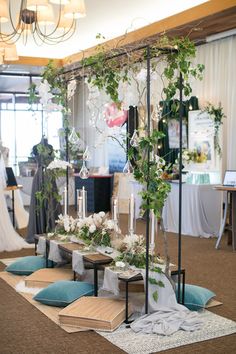 a table set up with flowers and candles for a wedding ceremony at the hotel or conference room