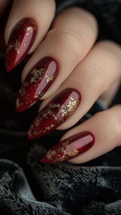 Black Christmas Nails, Cranberry Nails, Nails For 2023, Fall Nail Art Ideas, Short Red Nails, Red And Gold Nails, Neon Nail Art, Gold Acrylic Nails, Chic Nail Art