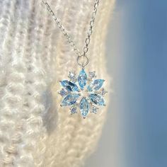 Blue Snowflake Pendant Necklace New With Tags Costume Jewelry قلادات متدلية, Pretty Jewelry Necklaces, Bracelet Viking, Snowflake Necklace, Magical Jewelry, Jewelry Accessories Ideas, Classy Jewelry, Fancy Jewellery, Fancy Jewelry