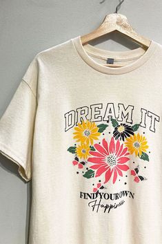 Go big and dream it with our Dream it Oversized Natural T-Shirt! This short sleeve tee boasts a floral motif graphic and is made from 100% cotton. Perfect for a stylish and comfortable look. Dream It, Floral Motif, Short Sleeve Tee, Graphic Tees, Floral, T Shirt, Nature