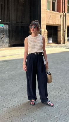 Scandinavian Work Outfit Summer, Navy Linen Trousers Outfit Women, Dark Jeans Summer Outfit, Grey Linen Trousers Outfit, Casual 30 Year Old Outfits, Mid Size European Fashion, Black Slacks Outfit Summer, Black Trouser Summer Outfit, Dallas Style Outfits