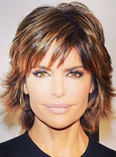 Lisa Rinna I love her hair shorter or longer and she has thick, dark hair with a little flip just like mine. Bob Shag, Lisa Rinna Haircut, Hairstyles For Older Women, Shaggy Short Hair, Lisa Rinna