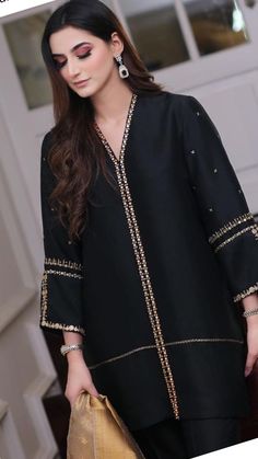 Velvet Dress Designs, Pakistani Fashion Casual, Pakistani Dresses Casual, Pakistani Fashion Party Wear, Salwar Kamiz, Mode Abaya, Kurti Designs Party Wear, Sleeves Designs For Dresses, Kurta Designs Women