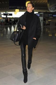 airport look Black Leather Pants, Gisele Bundchen, Celebrity Street Style, All Black Outfit, Mode Inspo, Looks Chic, Dakota Johnson, Outfits Casual, Looks Style