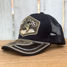 El precio INCLUYE impuestos y envio a cualquier parte de los Estados Unidos. Gorra vaquera color negro con diseño de caballo y jinete. Hecha artesanalmente en México, cuenta con detalles hechos a mano y un toro bordado en la visera. Esta gorra es única; es literalmente una de una. Descripcion de la Gorra Vaquera Estilo: Gorra Vaquera Negra con Jinete #2 Color: Negro Hecho en Mexico Gorra con visera precurvada Tapa estructurada de alto perfil Cierre de plastico a presion ajustable Los clientes son responsables por cualquier costo de aduana para envios internacionales. Por favor pongase en contacto con alguna agencia de gobierno local para saber estos costos. Structured Top, Horse And Rider, One Of One, Cap Style, Horse Rider, Snap Closure, Hand Made, Black, Color