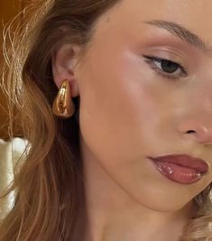 Fall Makeup Inspiration, Gold Bronze Makeup Look, Natural Bronzy Bridal Makeup, Gentle Makeup Look, Gold Glowy Makeup, True Autumn Makeup Looks, Vintage Beauty Aesthetic, Simple Gold Makeup Looks, Makeup For Soft Autumn