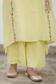 Buy Begum Pret Yellow Shikaara Floral Embroidered A-line Kurta Set Online | Aza Fashions Buttis Embroidery, Yellow Kurta, Print And Embroidery, Diy Embroidery Designs, Printed Dupatta, A Line Kurta, Lace Trims, Fashion App, U Neck