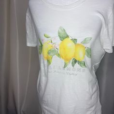 Nwt Lucky Brand T-Shirt White With Cali Lemons Size Small. (J) Casual Crew Neck Top With Lemon Print, Casual Relaxed Fit Lemon Print Tops, Casual Relaxed Fit Top With Lemon Print, White Short Sleeve Top With Lemon Print, Summer Lemon Print Crew Neck Top, Short Sleeve Lemon Print Graphic Tee, Cotton Graphic Tee With Lemon Print, Cotton T-shirt With Lemon Print For Spring, White T-shirt With Lemon Print For Summer