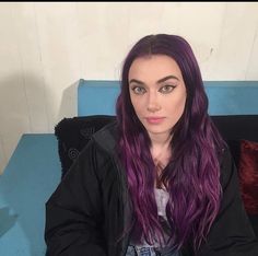 Dark Purple Hair Outfit, Olivia O Brien Purple Hair, Olivia Obrien Purple Hair, Purple Hair Brown Roots, Purple Wavy Hair, Purple Bangs, Dark Violet Hair, E Girl Hair