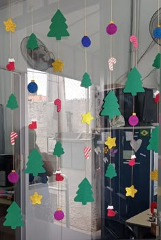 Decoración navideña Christmas School Window Decorations, Christmas Decoration For Preschool, Christmas Decor Ideas For Kindergarten, Christmas Classroom Window Decorations, Xmas School Decorations, Christmas Decors For Classroom, Christmas Decor Ideas In School, Christmas Window Crafts For Kids, Christmas Preschool Decorations