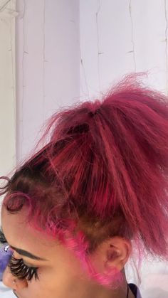 Magenta Hair, Peekaboo Hair, Hair Color Unique, Hair Color Streaks, Edges Hair, Curly Hair Styles Easy