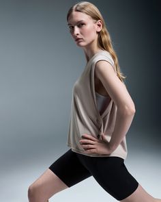 Whether it's yoga, working out or all-day wear – the breathable Focus Crop is down for anything. Wear it over the Performance Bra to complete the look. Open sides ensure maximum airflow, and minimal distraction. And the technical fabric is sweat-wicking to keep that free, airy feeling going through your morning class and the day ahead. As good for the yoga studio as it is for stepping out onto the street. The ultra-soft Focus Crop is made to handle it all and with complete freedom of movement. C Crop Chemise, Crop Fade, Workouts Yoga, Running Accessories, Yoga Travel, Travel Shoes, Travel Workout, Tennis Clothes, Lifestyle Clothing