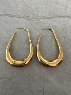 The Oblong earring is perfect for any occasion. It can be worn to make a statement or is also great for daily wear. Measurements: Height: 5.96cmWidth: 3.89cm Gold Earrings Aesthetic, Good Earrings, Gold Statement Jewelry, Vacay Vibes, Nice Jewelry, Earrings Aesthetic, Funky Earrings, Earrings Inspiration, Jewelry Essentials