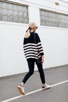 29 Stylish Mom Outfits to Get You Through 2023 - Lux & Concord Scotland Fashion, Outfit Elegant, White Striped Sweater, Fun Clothes, Summer Capsule Wardrobe