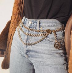 Chanel Belt Outfit, Chain Belt Outfit, Chanel Chain Belt, Jeans With Chains, Chain Outfit, Jeans Chain, Belt Outfit, Look Jean, Belt Chain