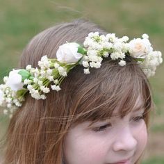 Something so simple about a rose and babies breath floral crown. #floral #flowers #flowercrown #halo #crown #weddings #weddingflowers #hairwreath #wreath #flowergirl #firstcommunion #firstholycommunion #wedding #theperfectpalette #theweddingpages #wedding Flower Crown White, Flower Girl Wreaths, Communion Headpiece, Flower Girl Halo, Holly Wedding, Fresh Wedding Flowers, White Flower Crown, Wedding Flower Design, Wedding Flower Packages