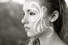 tribal face paint idea Festival Paint, White Face Paint, Estilo Hippie, White Face